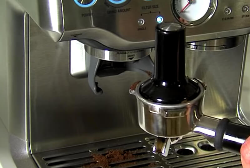 breville-espresso-machine-bes806xl-tamping